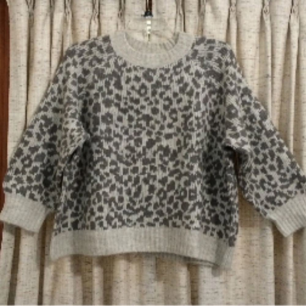Cheetah pullover sweater - Size M - old navy
